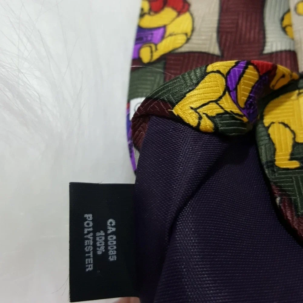 Vintage Disney Winnie the Pooh bear eating a pot‎ of honey vintage necktie
